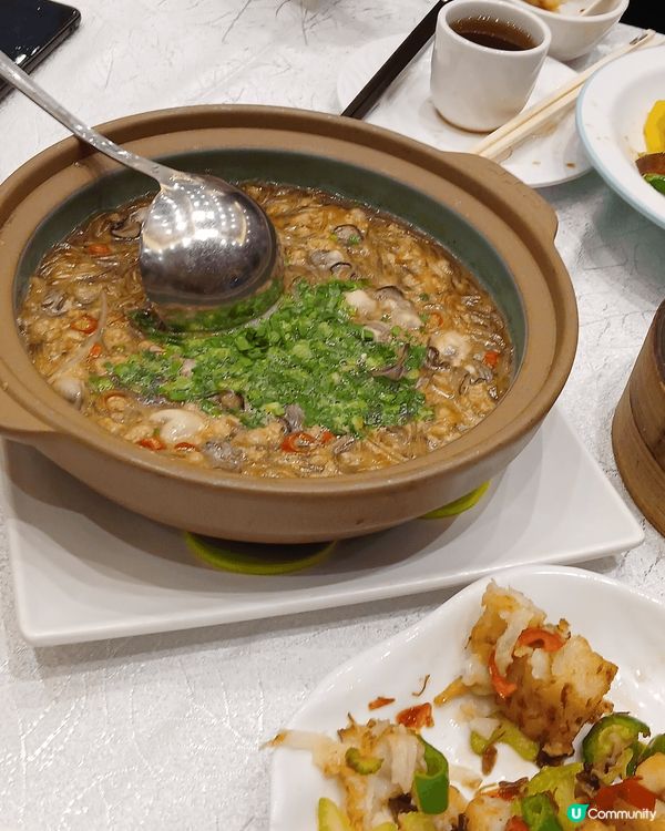 落雨出街工作，辛苦工作得黎好彩有阿頭請食lunch，蛋黃千層...