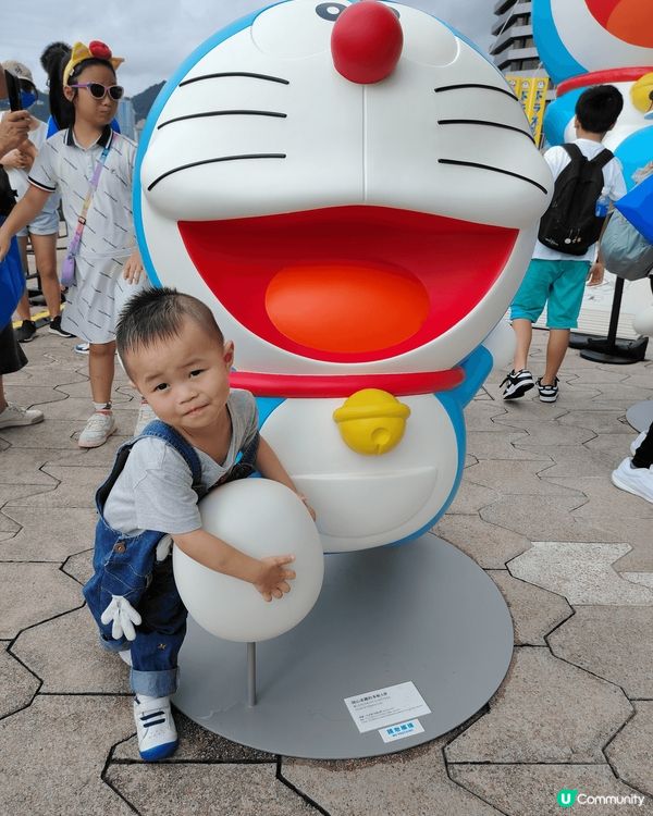 經常與兒子去不同地方玩耍及拍照，當中有多啦a夢展覽/中環摩天...