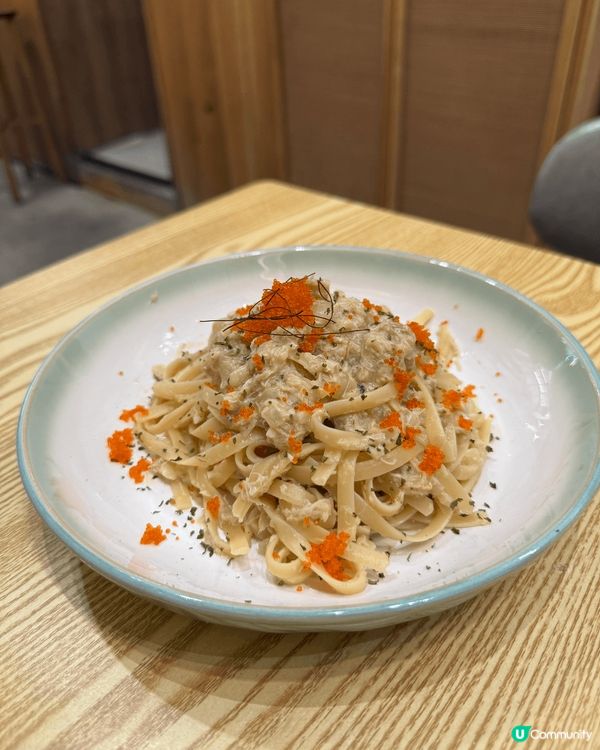 這是深水埗的一家文青cafe, 價錢中等，主打綠茶/焙茶甜品...