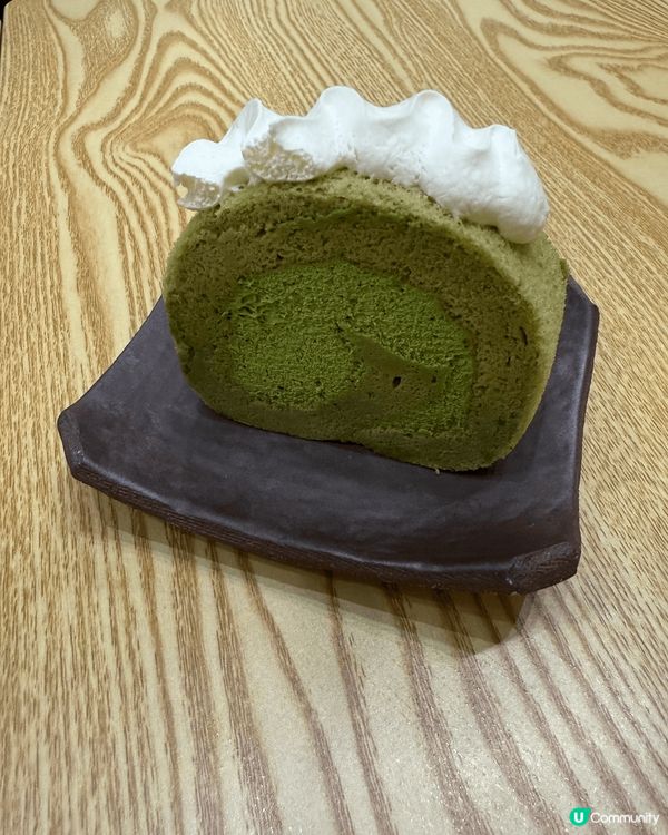 這是深水埗的一家文青cafe, 價錢中等，主打綠茶/焙茶甜品...