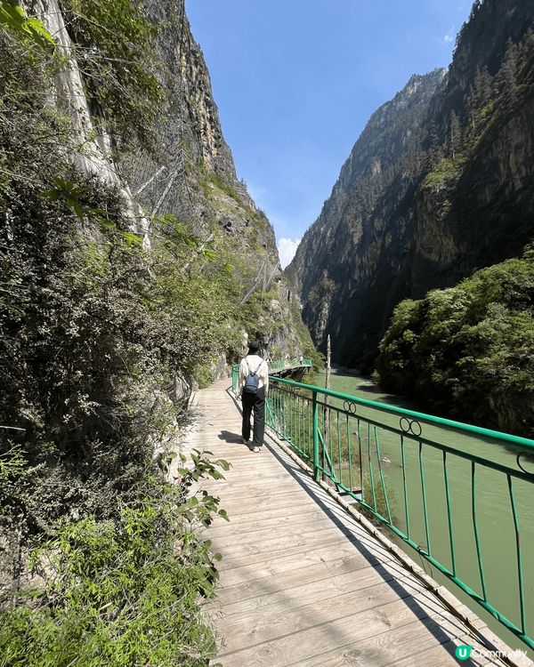 圖中是雲南香格里拉的景點，當地雖然海拔很高 三千多米，但是有...