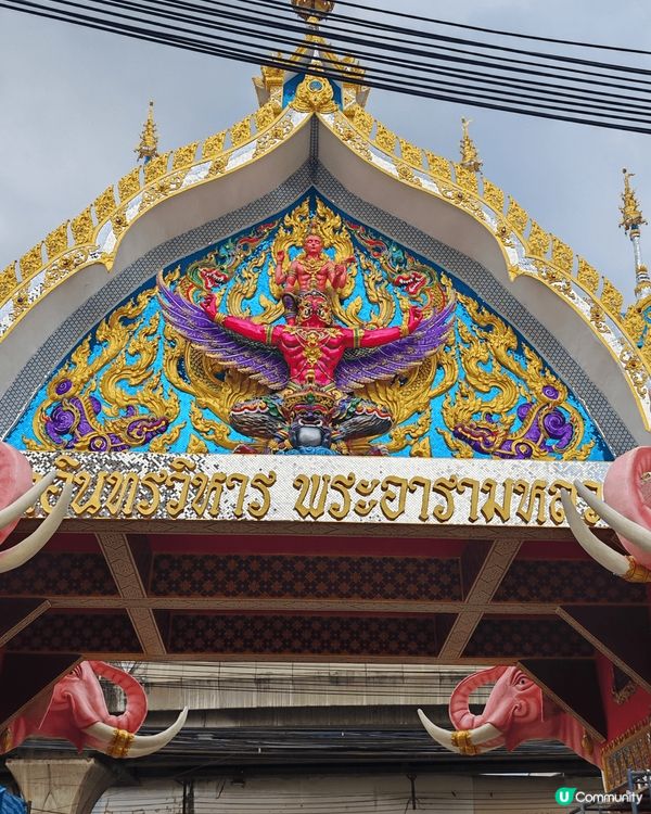 这个佛寺在曼谷超过百年历史，座落市区是当地人供奉寺庙之一