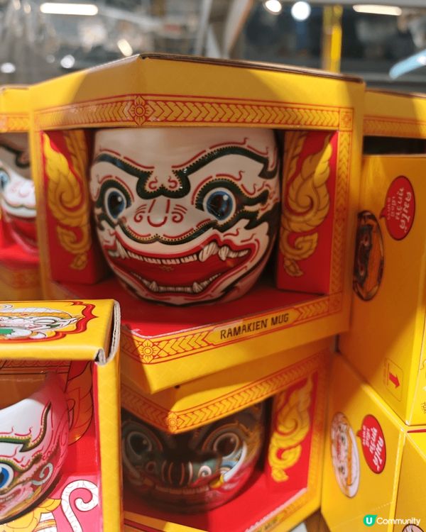 这个佛寺在曼谷超过百年历史，座落市区是当地人供奉寺庙之一