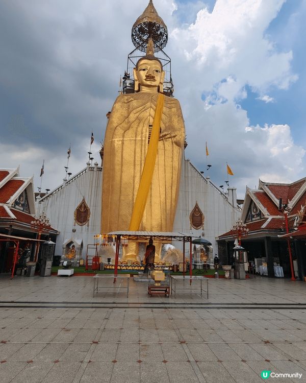 这个佛寺在曼谷超过百年历史，座落市区是当地人供奉寺庙之一