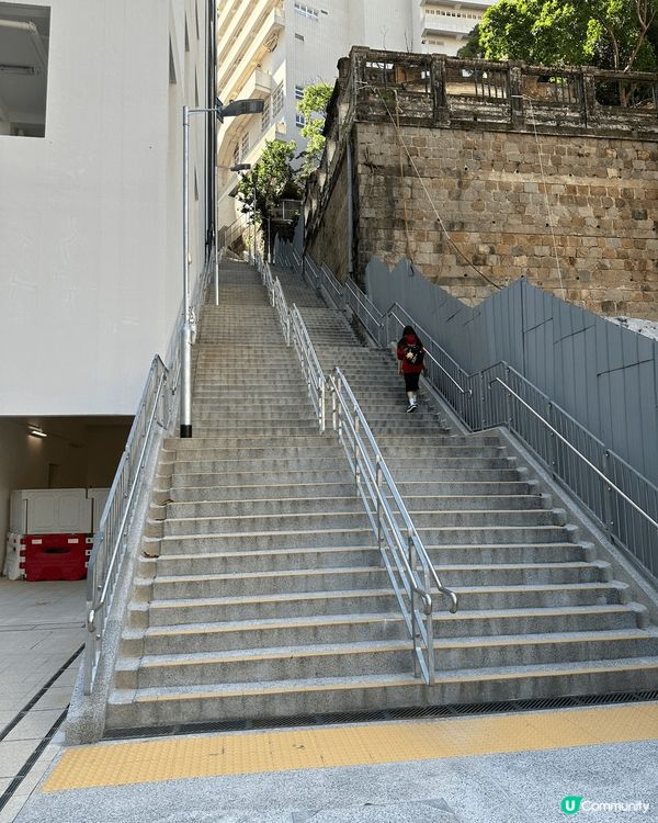 香港有好多好長的樓梯，行到你索晒氣，但行完之後好有滿足感，亦...