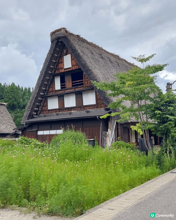 坐了二小時的旅遊巴，终於來到有古色古香的百村鄉，此地方有尖顶...