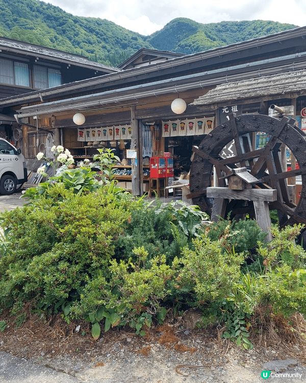 坐了二小時的旅遊巴，终於來到有古色古香的百村鄉，此地方有尖顶...