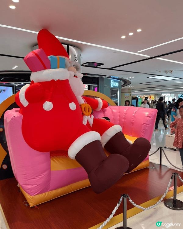 聖誕就到，沙田新城市廣場有五米高的吹氣聖誕老人同埋有13米高...