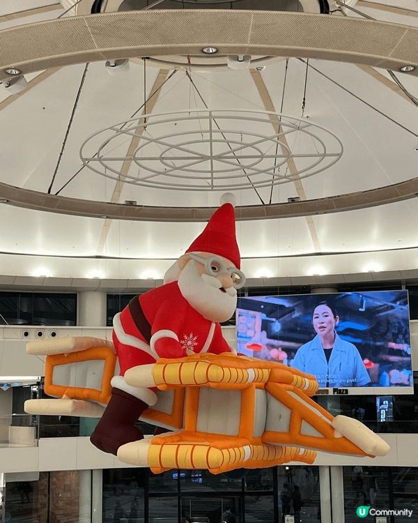 聖誕就到，沙田新城市廣場有五米高的吹氣聖誕老人同埋有13米高...