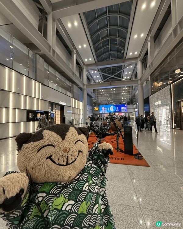 南韓仁川機場，有展品、有美食街。提早到機場要退稅、過海關，預...