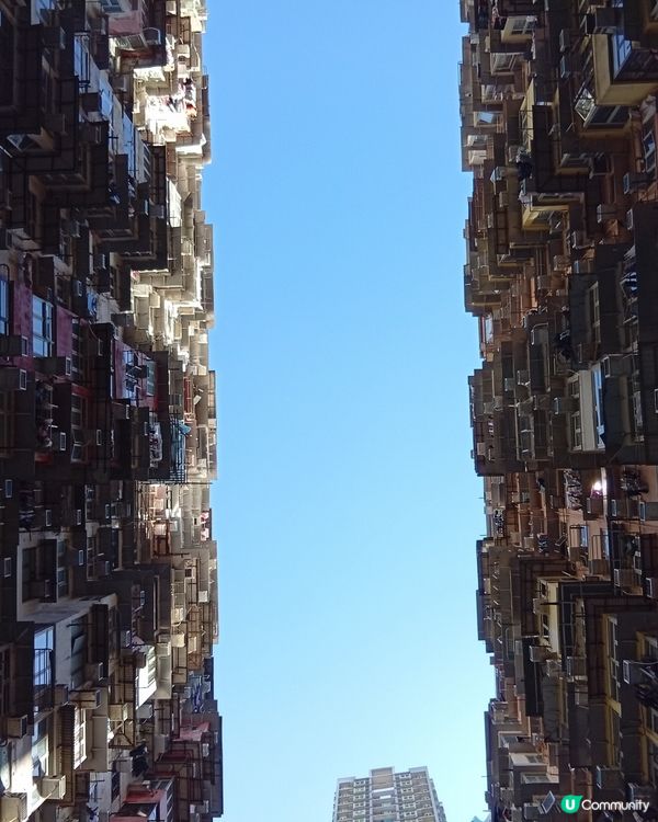 走進火紅變形金剛場景打卡-怪獸大廈