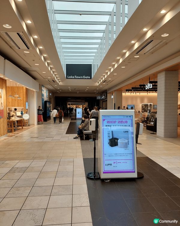 早上飲牛奶, JR秋葉源6號月台店舖, 最少有20多款選擇,...