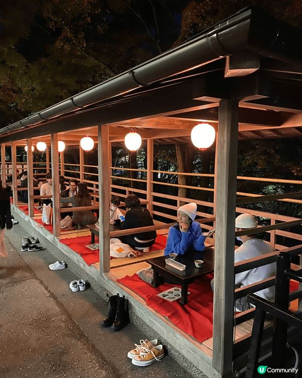 京都清水寺於紅葉期間特設晚間參拜時段。晚上到訪別有一番風味。...