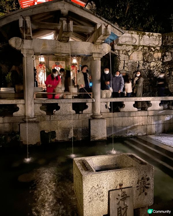 京都清水寺於紅葉期間特設晚間參拜時段。晚上到訪別有一番風味。...