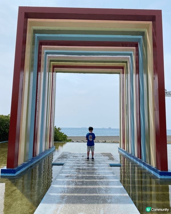 高雄親子休閒放鬆，沿海邊慢走，吹下海風，又可以欣賞傳統文化。...