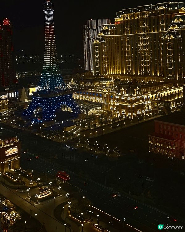 [澳門巴黎人酒店]外觀設計特別吸引，閃爍璀燦的艾菲爾鐵塔更是...