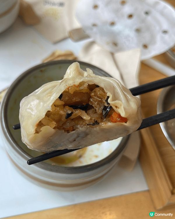 蟹興記的蟹粉小籠包，第一次用飲管飲，正👍🏻