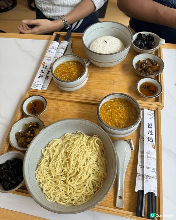 蟹興記的蟹粉小籠包，第一次用飲管飲，正👍🏻