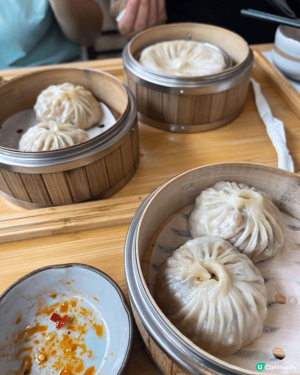 蟹興記的蟹粉小籠包，第一次用飲管飲，正👍🏻