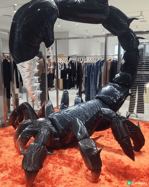 深圳巨人館展覽值得來參加。把超巨型藝術品放置於型挌時裝品牌，...