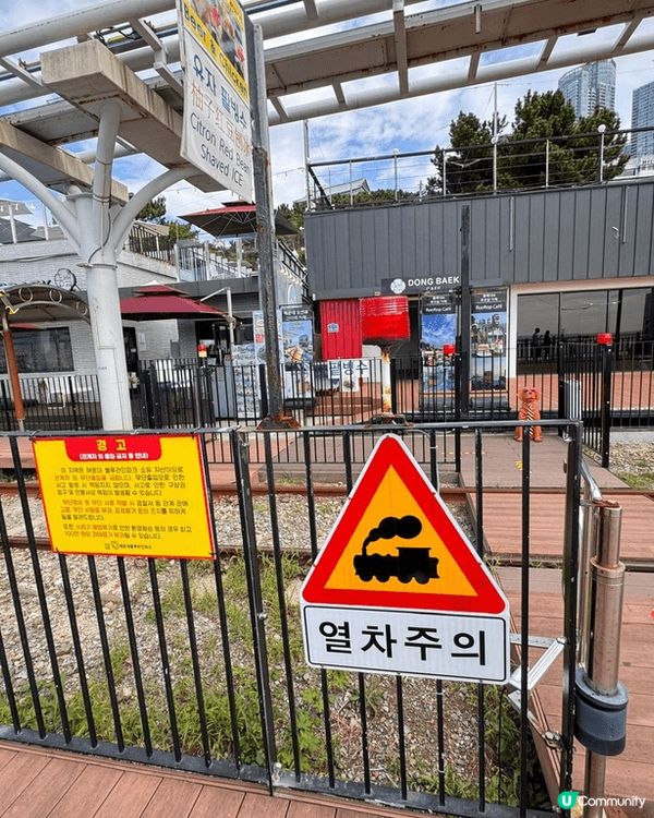 與釜山海雲台彩色膠囊火車近距離影相，邊享用咖啡+彩虹蛋糕。