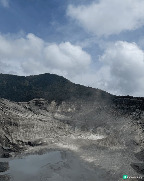 覆舟火山係一座位於印尼嘅活火山，地貌奇特，非常壯觀。