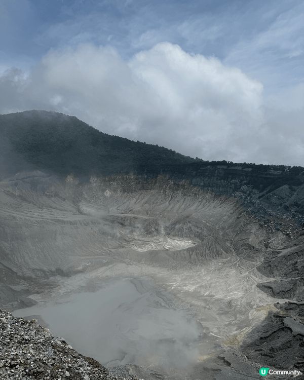 覆舟火山係一座位於印尼嘅活火山，地貌奇特，非常壯觀。