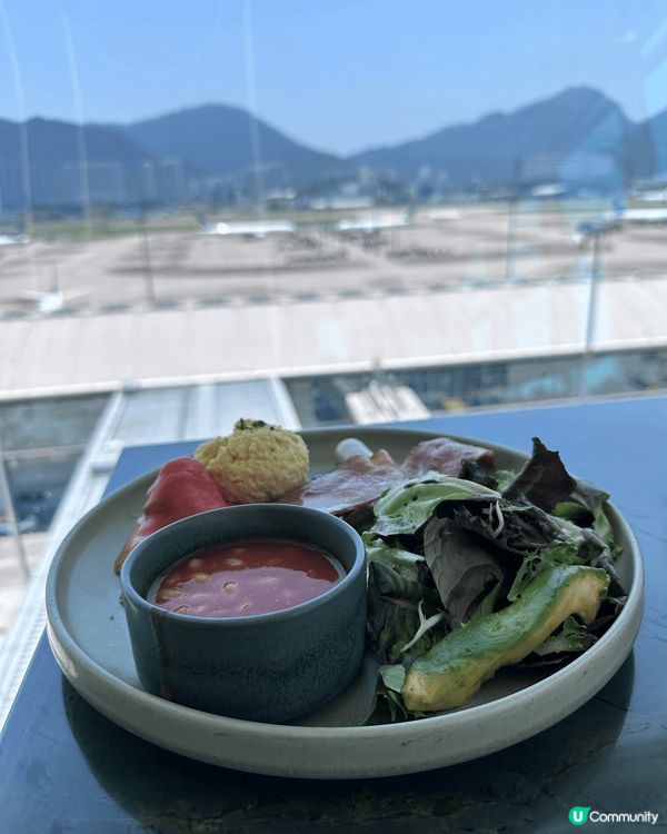 機飛 之前入lounge 食個早餐 去到韓國再行下街仔 吸收...