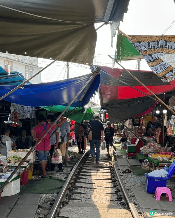 美功鐵道市場係一個位於泰國的鐵道市場，火車會穿過市場中心。市...