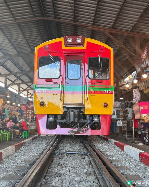 美功鐵道市場係一個位於泰國的鐵道市場，火車會穿過市場中心。市...