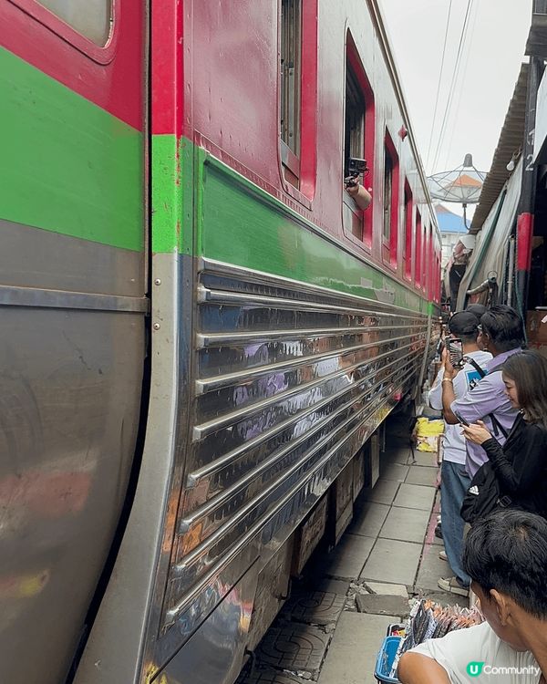 美功鐵道市場係一個位於泰國的鐵道市場，火車會穿過市場中心。市...