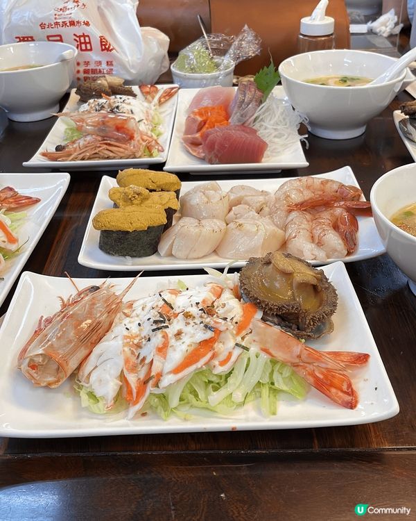 台北永樂市場，嬤嬤花生糖。平價魚生，油飯。都十分推介！