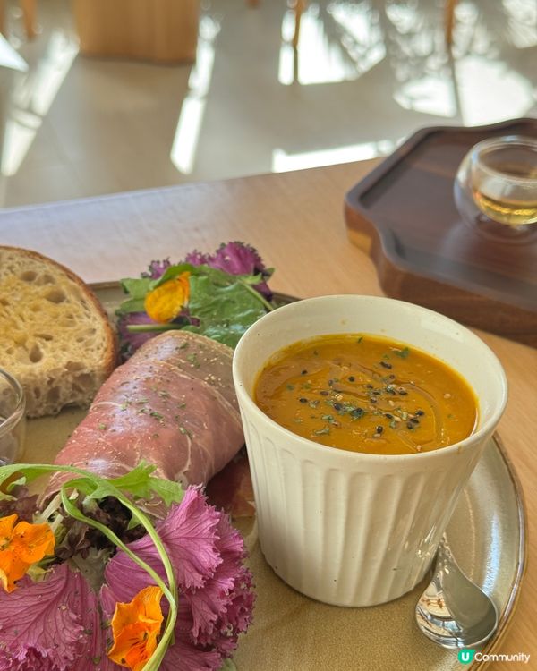 係高山劇場享受下悠閑嘅時刻