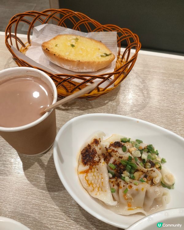 紅油抄手拉麵湯底，將蒜蓉包浸入，食出新高度！🍜 🤤