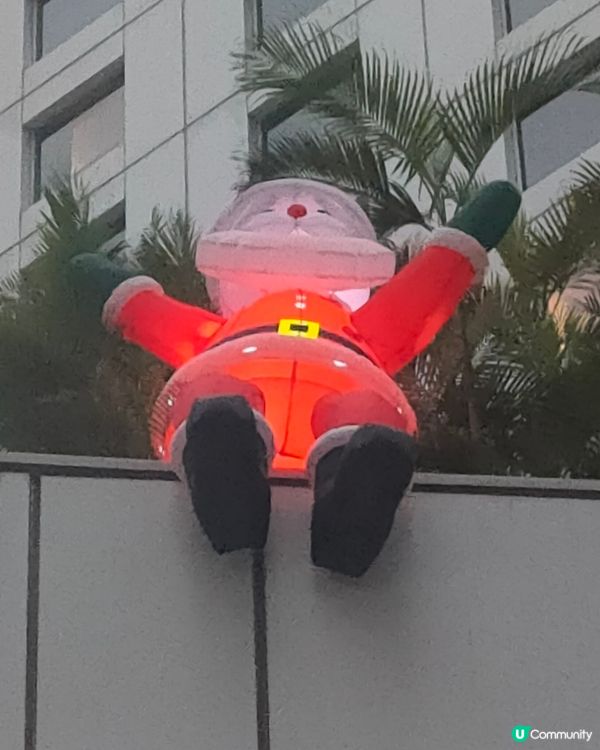 路過見到坐低，哈哈大笑嘅聖誕老人！🎅🏻