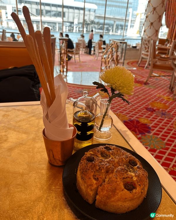 澳門永利皇宮咖啡苑的裝潢設計仿如宮殿般金碧輝煌。一踏入咖啡苑...