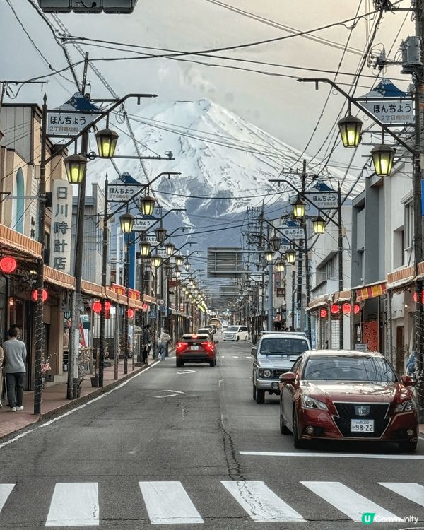 忍野八海遠眺富士山 下吉田熱門打卡聖地 大家來來回回過馬路為...