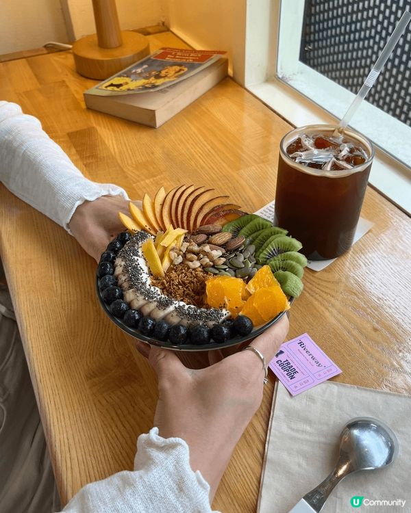 藏身在弘大商圈盡頭，靠近上水站1號出口的巷弄裡，咖啡廳「Ri...