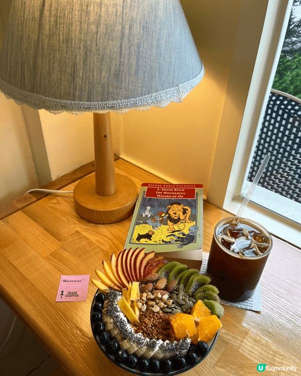 藏身在弘大商圈盡頭，靠近上水站1號出口的巷弄裡，咖啡廳「Ri...