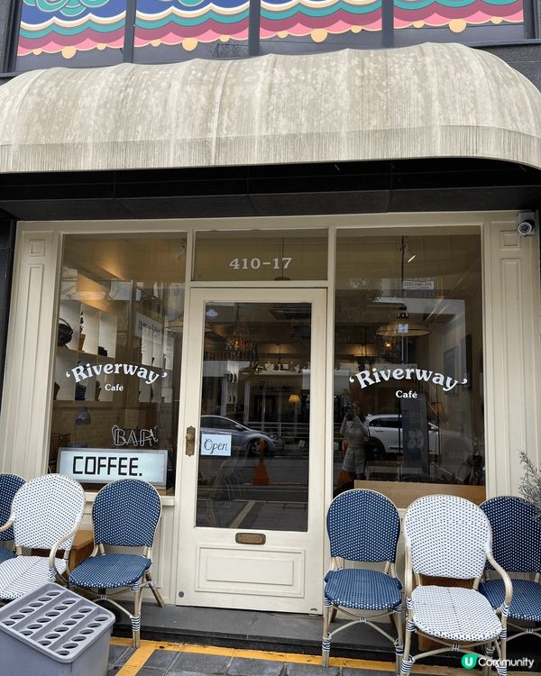 藏身在弘大商圈盡頭，靠近上水站1號出口的巷弄裡，咖啡廳「Ri...