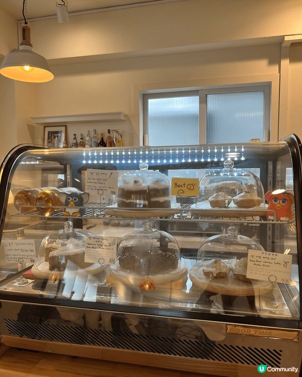 藏身在弘大商圈盡頭，靠近上水站1號出口的巷弄裡，咖啡廳「Ri...