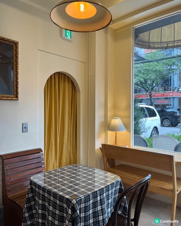 藏身在弘大商圈盡頭，靠近上水站1號出口的巷弄裡，咖啡廳「Ri...