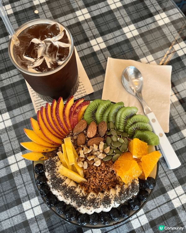 藏身在弘大商圈盡頭，靠近上水站1號出口的巷弄裡，咖啡廳「Ri...