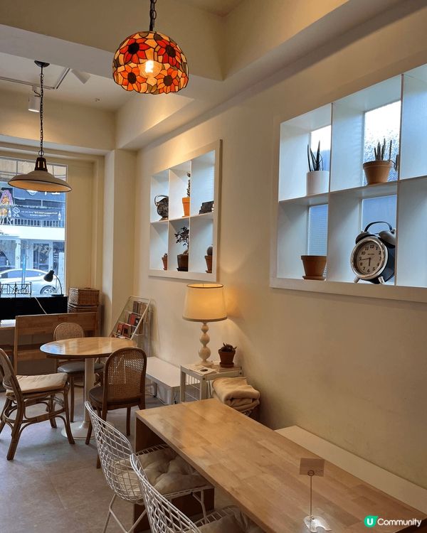 藏身在弘大商圈盡頭，靠近上水站1號出口的巷弄裡，咖啡廳「Ri...