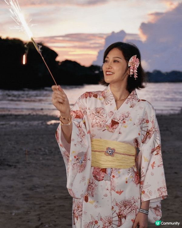 估唔到係沖繩都可以穿著浴衣玩煙花，而且係一個咁美麗的海灘上玩...