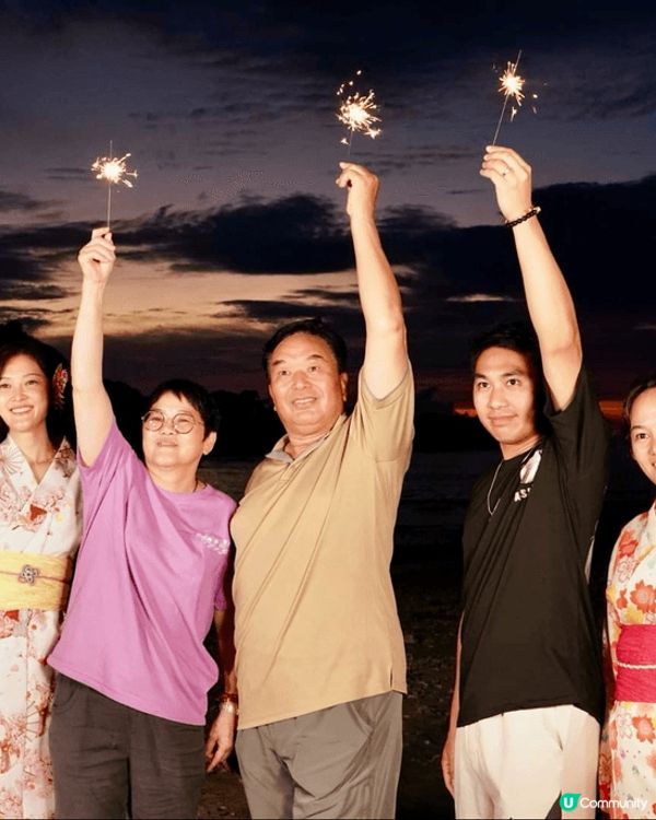 估唔到係沖繩都可以穿著浴衣玩煙花，而且係一個咁美麗的海灘上玩...