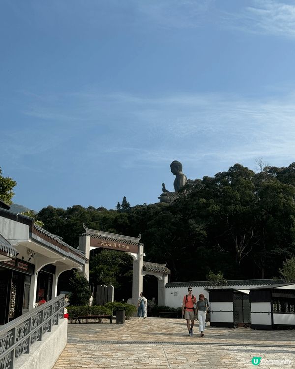 昂坪市集看大佛有藍天與白雲，附近仲有間豆花店。