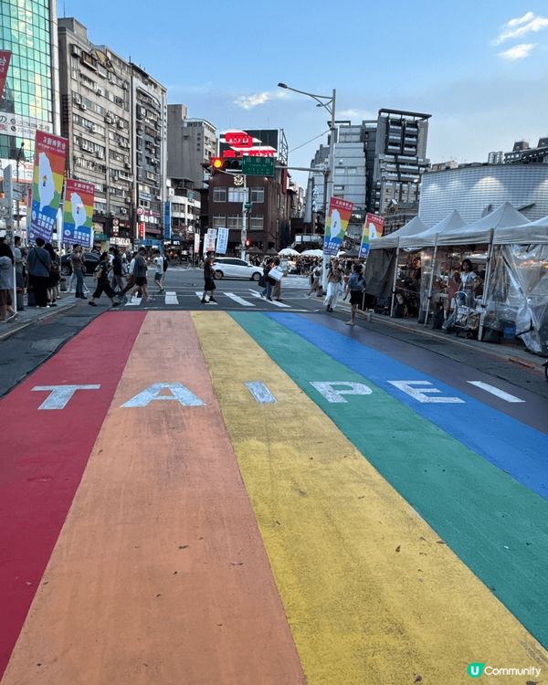 昂坪市集看大佛有藍天與白雲，附近仲有間豆花店。