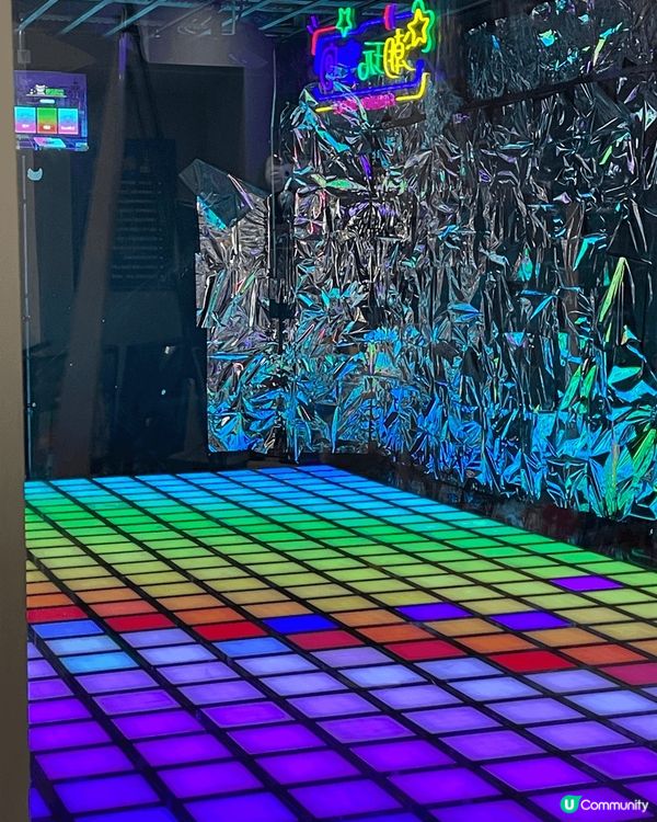 密室逃脫好玩，難度偏高，內容具教育意味，適合情侶朋友玩