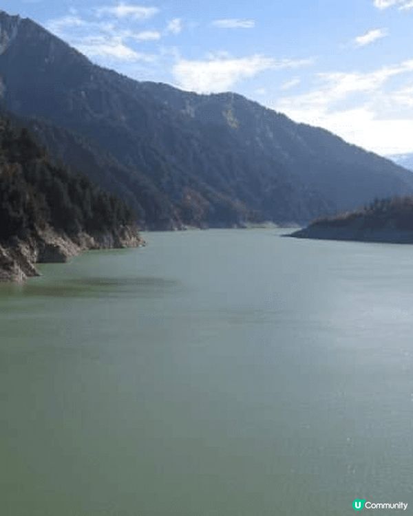 呢個地方係扇沢，係立山黑部其中一個車站，環境好靚，睇紅葉都差...